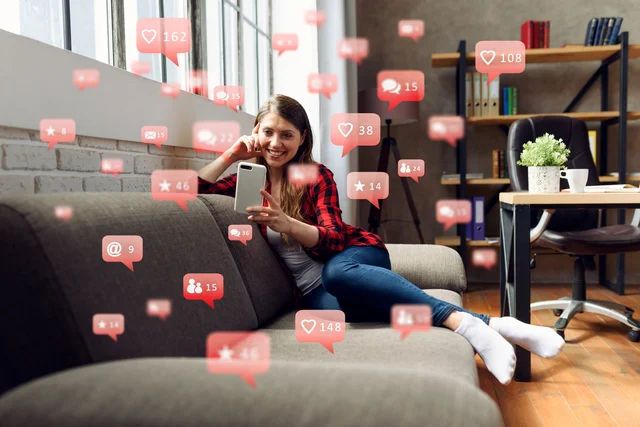 Mujer viendo una publicidad de anuncio con Facebook Ads