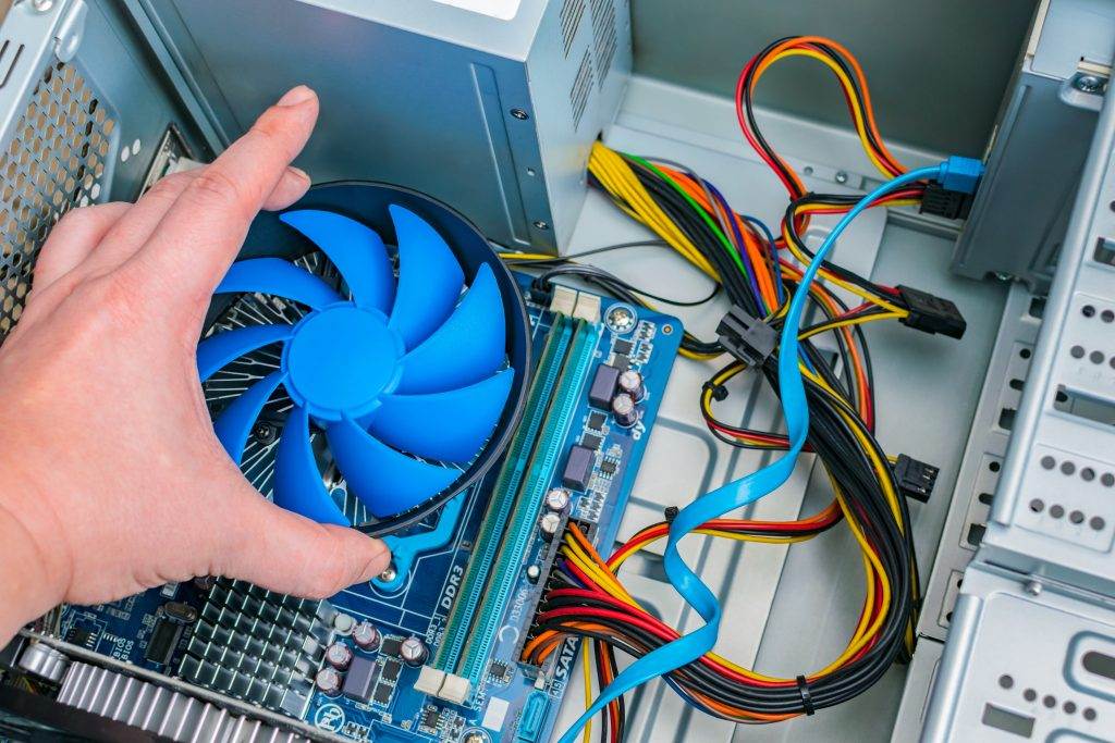 Técnico reparando el PC